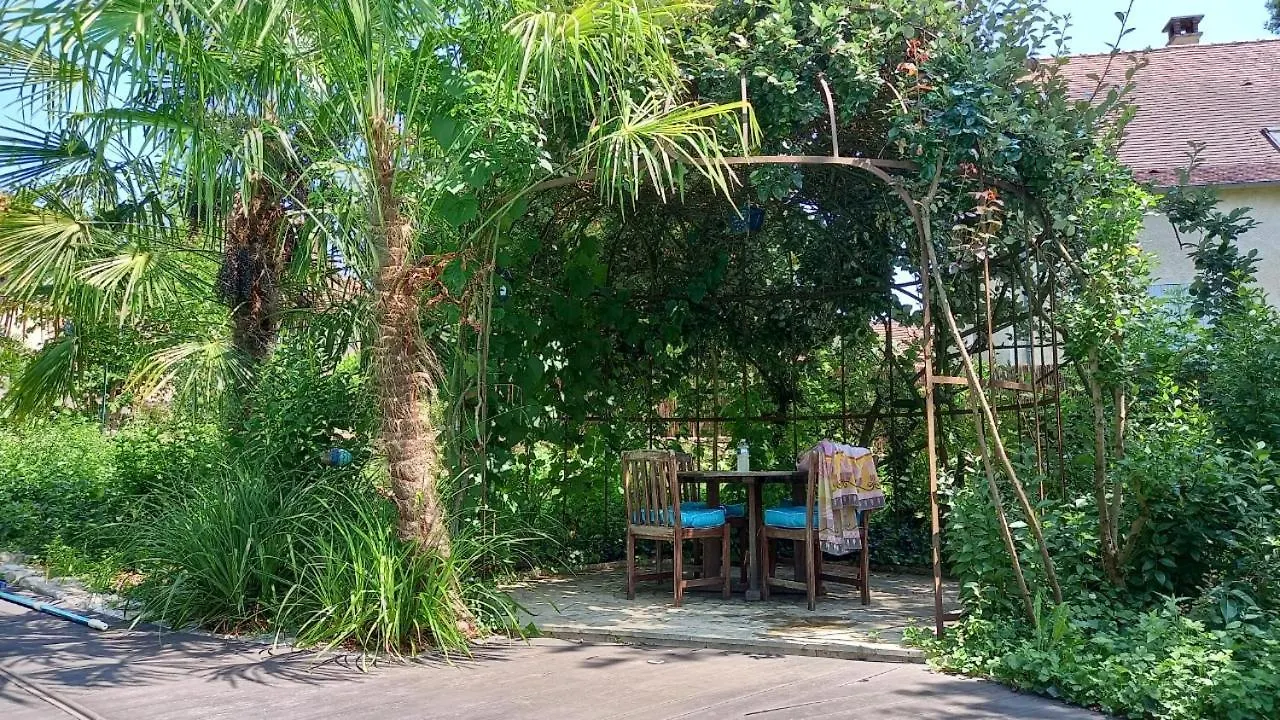 Le Clos De La Roseraie Saint-Martin-Labouval Bed & Breakfast